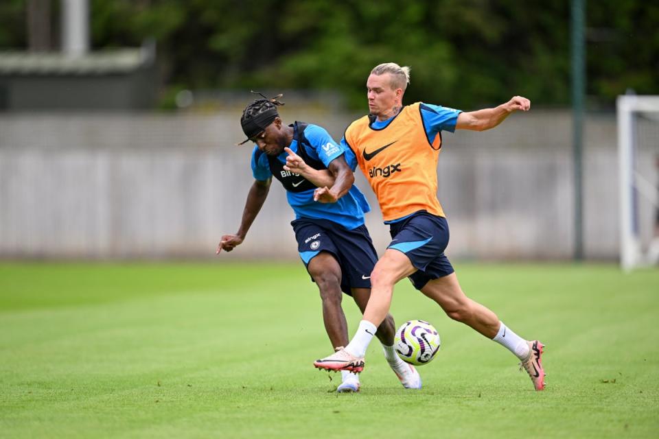 Noni Madueke and Mykhailo Mudryk of Chelsea during a training session (Chelsea FC via Getty Images)