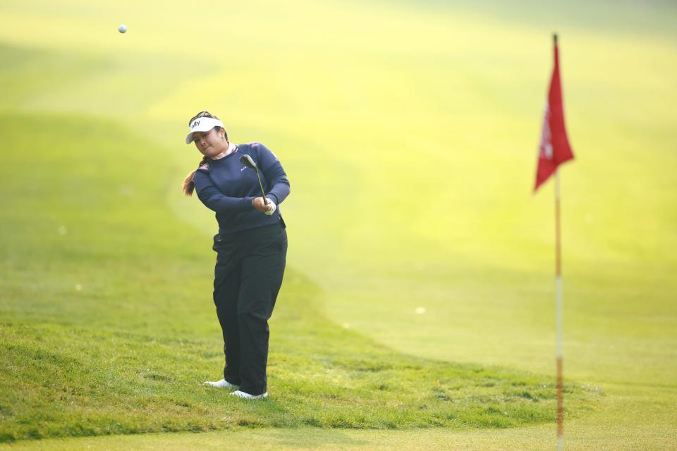 Lilia Vu chips on the 11th green during the first round of the 2024 CPKC Women's Open at Earl Grey Golf Club. (Vaughn Ridley/Getty Images)