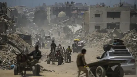 EPA Palestinians flee Khan Younis on foot, in vehicles and on donkey-pulled carts (2 July 2024)