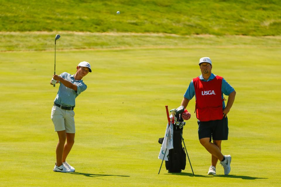 Miles Russell plays a shot on the 18th hole during the first round of stroke play of the 2024 U.S. Amateur at Chaska Town Course in Chaska, Minn. on Monday, Aug. 12, 2024. (Chris Keane/USGA)