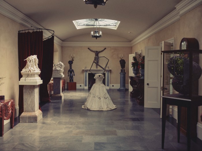 The entrance hallway, with Ecce Homo by Christian Lemmerz on the back wall. In the centre stands Frauen den Antique by Anselm Kiefer