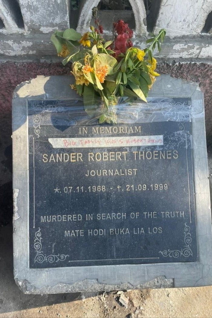 Memorial to Sander Thoenes