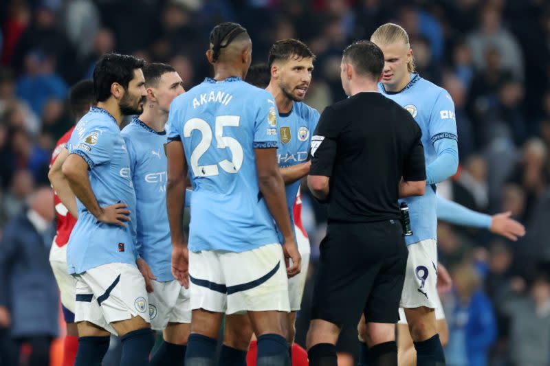 MANCHESTER, ENGLAND - SEPTEMBER 22: Ruben Dias reacts towards Referee, Michael Oliver during the Premier League match between Manchester City FC and Arsenal FC at Etihad Stadium on September 22, 2024 in Manchester, England. (Photo by Carl Recine/Getty Images)