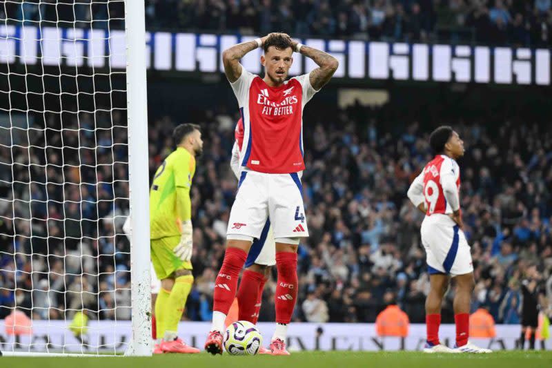 MANCHESTER, ENGLAND - SEPTEMBER 22: Ben White of Arsenal looks dejected after John Stones of Manchester City (not pictured) scores his team's second goal during the Premier League match between Manchester City FC and Arsenal FC at Etihad Stadium on September 22, 2024 in Manchester, England. (Photo by Michael Regan/Getty Images)