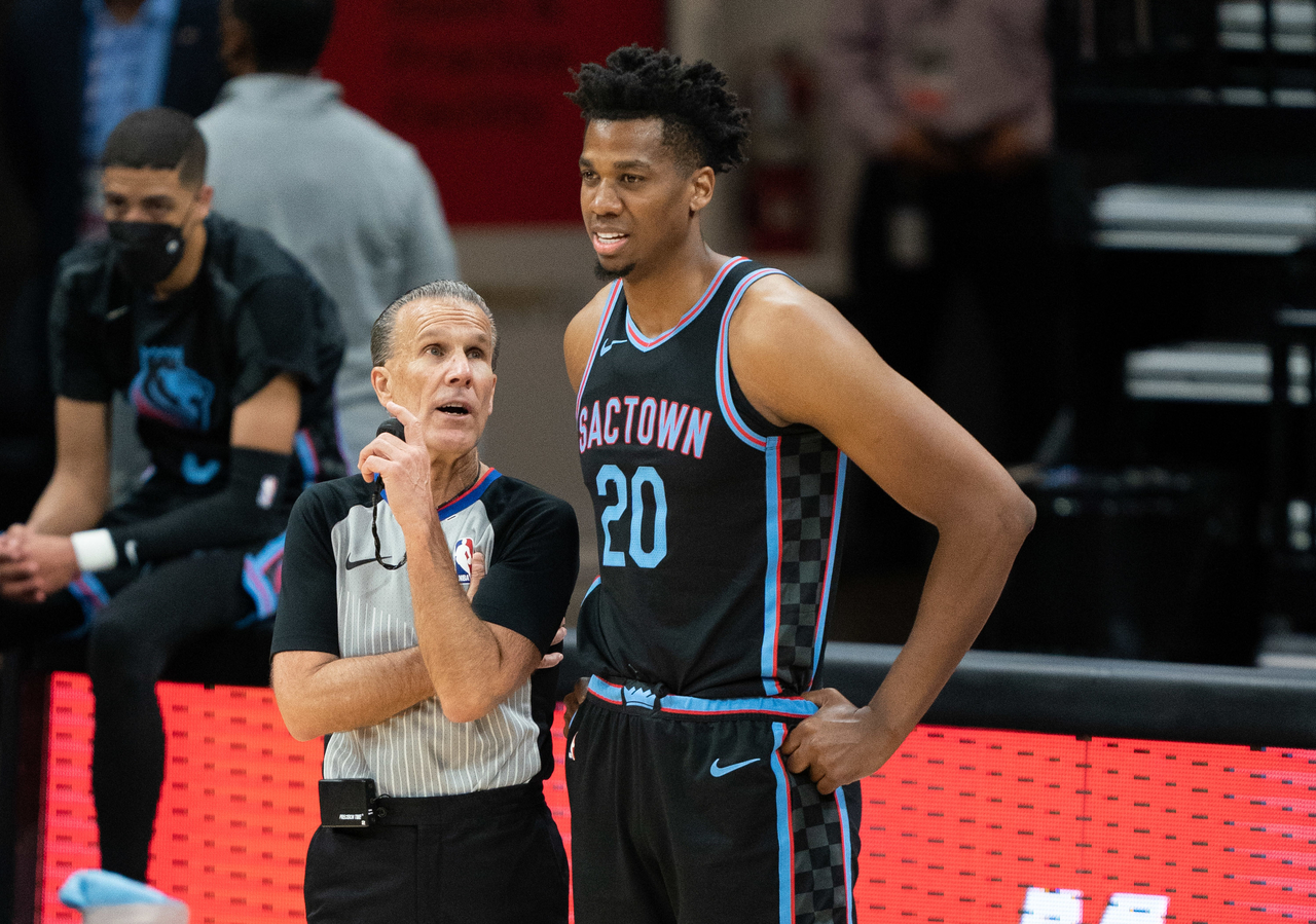 Ken Bauer, Hassan Whiteside chatting