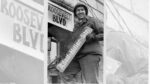 Are You Seeing Pictures of US Soldiers Deliberately Removing an Adolf Hitler Street Sign in Germany?